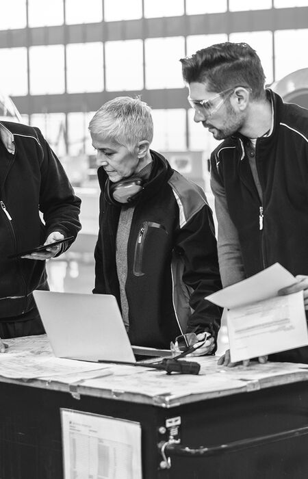 SINGLE-IMAGE_aircraft-engineers-laptop_feb25