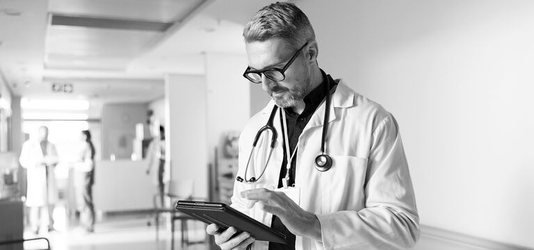 SINGLE-IMAGE_senior-doctor-using-laptop_jan25